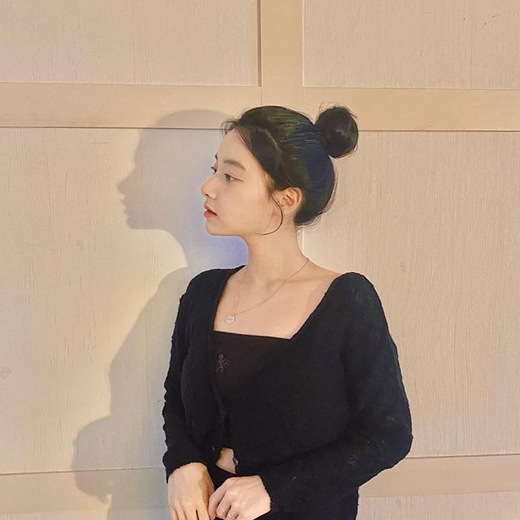 Former girl group April Lee Hyunjoo, 23, has shared a lovely recent situation.Lee Hyunjoo posted a picture on Instagram on the 5th, leaving only emoticons () without any special comments.He is wearing a black cardigan and Lee Hyunjoo, a so-called The Story of the Little Mole Who Went In Sear hairstyle, and is looking at the camera with a fresh look.The cute beauty of Lee Hyunjoo makes the viewers excited. The netizens responded with heart emoticons.Meanwhile, Lee Hyunjoo has reported on the news and news to fans about the April bullying incident on the 18th of last month.Especially at the time, Lee Hyunjoo said, I do not want to give back the pain I received to someone. Everyone can do the wrong thing.But if you admit your mistakes and try to correct them, you can call them mistakes because you can forgive them.So I would like to ask you to stop the criticism and evil of the members and acquaintances. 