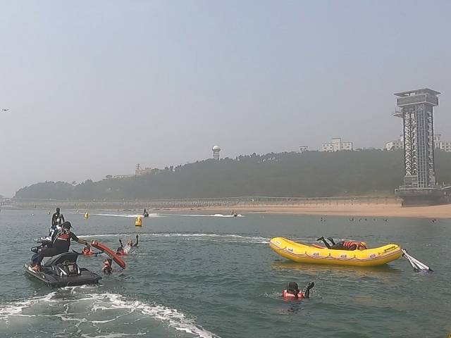 ▲대전 학생해양수련원과 충남학생수련원, 충북학생수련원, 서울시학생수련원 등 충남 보령에 있는 4개 시도 학생수령원이 보령 해양경찰서, 보령소방서와 함께 ‘학생 해양안전사고 대응 합동훈련’을 실시하고있다.ⓒ대전교육청