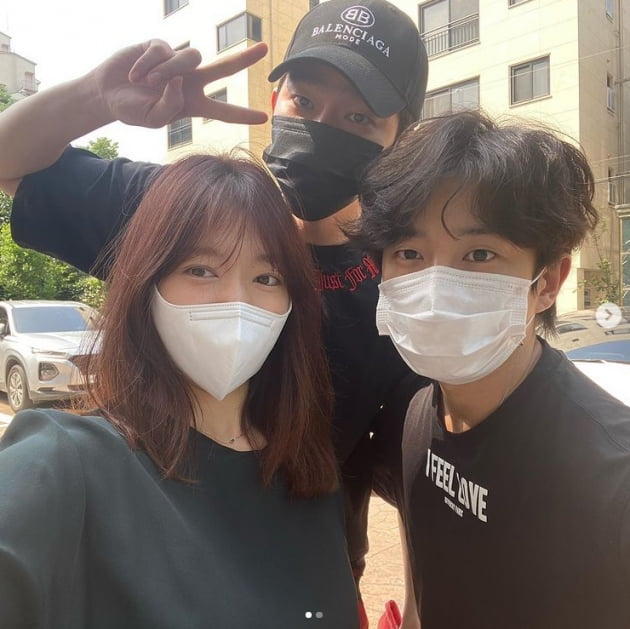 Actor Park Shin-hye met with actors Yoon Kyun-sang and Kim Min-seok who worked together through SBS drama The Doctors.Park Shin-hye wrote on his instagram on the 6th, Kang Soo-rang Yoon-do Seo Woo is late and there is no picture.In a photo released together, Park Shin-hye is smiling with Yoon Kyun-sang and Kim Min-seok.In The Doctors, which aired from June to August 2016, Park Shin-hye played the role of neurosurgery fellow Yoo Hye-jung.Yoon Kyun-sang met viewers as Jung Yoon-do and Kim Min-seok as the strongest player; Seo Woo, mentioned by Park Shin-hye, is Lee Seong-kyung.Park Shin-hye seems to have a steady meeting with colleagues who have been Acting together, even after five years of The Doctors finishing.Their warm friendship attracts attention.