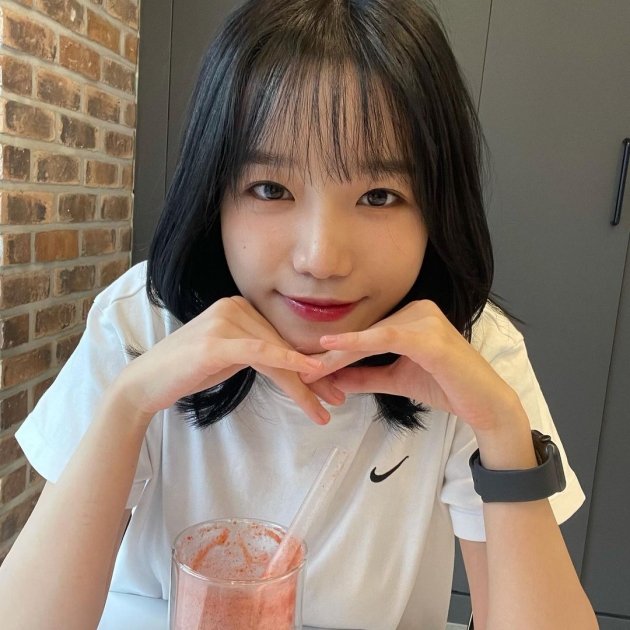 Jo Yu-ri from group IZ*ONE showed off her cute charm.Jo Yu-ri posted a photo on her Instagram on the 6th with an article entitled I hate vegetables; in a photo posted together, Jo Yu-ri went to a cafe.I am smiling at the red drink, and I am lovely to see you staring at me with your chin on your chin. Jo Yu-ri, who hates vegetables, smiles at the food.Jo Yu-ri made his debut as a member of the group IZ*ONE through Mnet Produce 48, which aired in 2018, and IZ*ONE officially finished its career in April.