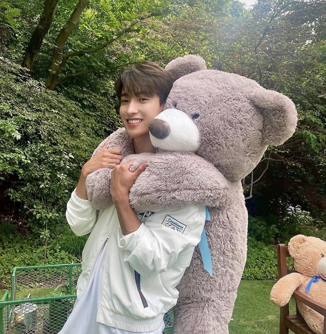 The eventeen DK emanated a bruising.DK posted a picture on his Instagram on the 6th, saying, Goodbye to the bear. It is a behind-the-scenes cut of Diaicon.I could see the scene. DK embraced the big bear. It was a clear boy. It showed soft charm.Seventeen has decorated the 12th Diacon, this time putting down her stage charisma, heralding a different charm: a fresh, refreshing Seventeen.On the other hand, DK will be on stage with the musical Xcalibur. It will open at the Shinhan Card Hall in Blue Square on the 17th of next month.