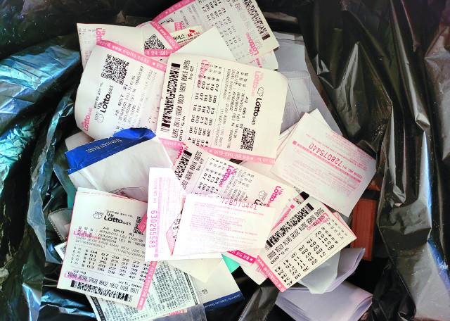 지난 1월 서울 강남구 유품정리 현장에서는 로또와 복권이 잔뜩 나왔다. 유품정리 현장에서 가장 많이 발견되는 물건 중 하나다. 종이 몇 조각이 떠나간 이들의 마지막 동아줄이었을지도 모른다. 김새별 대표 제공