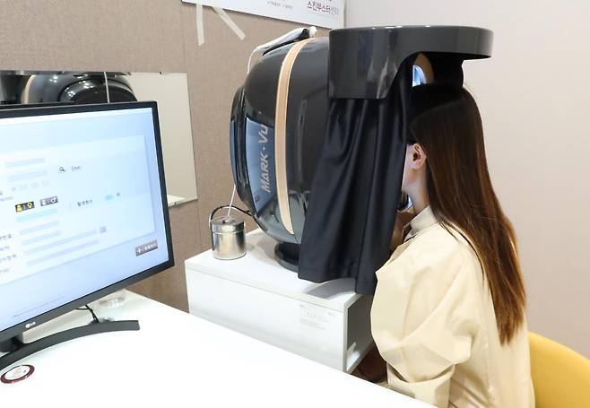 아이디병원 피부과에 설치된 피부진단기 마크뷰를 체험하고 있는 고객./사진=아이디병원