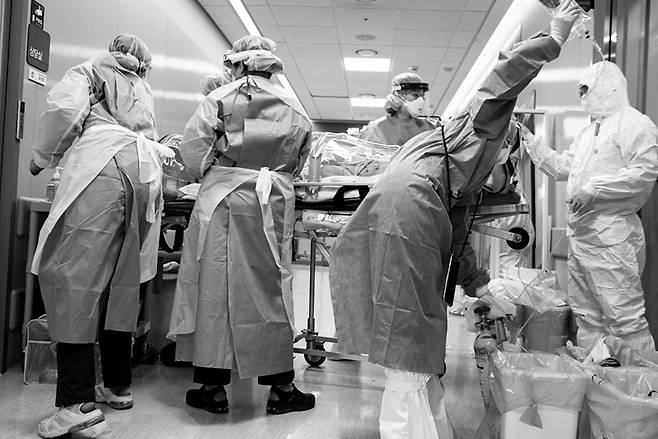 연세대 세브란스병원 코로나19 병동 의료진이 음압텐트가 설치된 카트를 이용해 환자를 응급진료센터 음압실로 옮기고 있다. ⓒ박기호