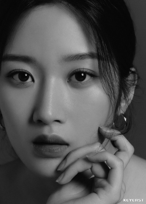 A new Profile photo of Actor Moon Ga-young has been released.Moon Ga-young in the public photo is wearing a natural hair style and a white sleeveless costume, showing off her sophisticated charm, and boasting a clean and clean beauty.In the close-up cut, which cuts through black and white photographs and creates a deeper atmosphere, the veil-like jaw line and the sharp nose are admirable.In addition, in the cut that stares at the camera with a dreamy expression, it makes the visuals and fascinating sexy stand out even more.Moon Ga-young, who boasted of the goddess beauty of revealing a new profile image like this one movie, is currently struggling to select the next work.