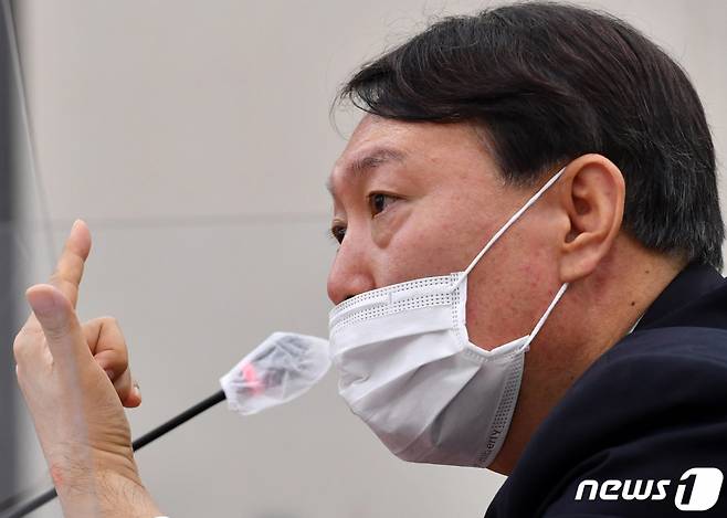 (서울=뉴스1) 박세연 기자 = 윤석열 검찰총장이 22일 서울 여의도 국회에서 열린 법제사법위원회의 대검찰청에 대한 국정감사에 출석해 의원 질의에 답변하고 있다. 이날 윤 총장은 아내 김건희씨의 코바나컨텐츠 관련 협찬금 명목 금품수수 의혹에 대해