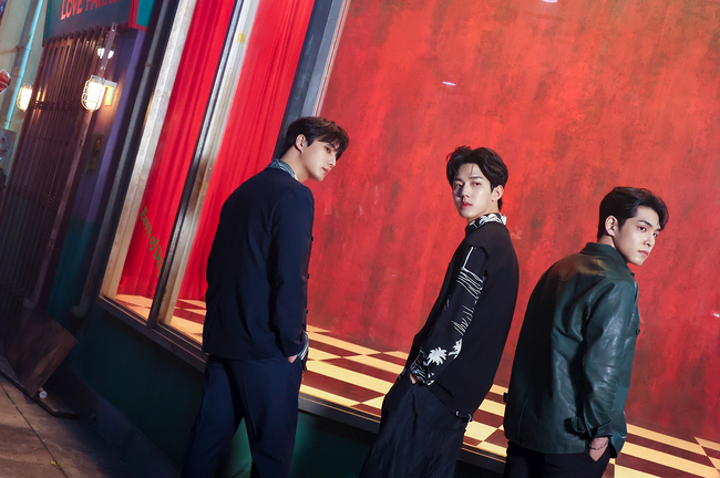 Band DAY6 (even of Day) (Day6 (even of Day) unveiled a new song, Past Through music video behind-the-scenes cut and captivated fans.JYP Entertainment, a subsidiary company, opened the title song Trash Through Mubby Behind Cut of DAY6 (even of Day) mini 2 album Right Through Me (Light Through Me), released on July 5.The three members of Young K (Young K), Wonpil and Help boasted a more moody visual with a vintage street in the movie.He led those who gazed at the camera with chic poses and narratives to Kahaani in the movie, and added a modifier called Believe (Believed and Seeing Day6) as a new visual concept.Behind DAY6 (even of Day), the sign with the nickname Gangwon-do, which means three people, was clearly shining, giving fans a small pleasure.In the personal cut, the three-color charm of the three-person stand out.Wonpil, who was the leader of this activity, laughed like a child, and Young K was excited with a bright smile on the wall.The youngest Help caught his eye as he was immersed in acting with a serious expression.A behind-the-scenes footage also captured the footage of the movie passing through the show window, a highlight of the movie.Young K played Hot Summer Days, which perfectly digested a given single opportunity without a band.DAY6 (even of Day) said: I challenged my acting in the new song Mubby; I expressed Kahaani with my own emotional lines, and Im satisfied that it came out well.Especially, Young K is going through the show window, so I want you to look at it carefully. The new song, Mubi, surpassed 1 million YouTube views at 10:19 am on the 7th, thanks to the three members Hot Summer Days.There is a growing popularity that the unique dreamy atmosphere and delicate acting power are synergistic and doubled the immersion of the song.They are enjoying a lot of charts with their new album Right Through Me and the title song Past Through.Immediately after the release, the new song recorded the top of major domestic music sites such as A Bugs Life and Genie Music, and succeeded in charting all songs.On the afternoon of the 5th, A Bugs Life ranked first in the real-time chart, as well as the iTunes album charts in Singapore, Indonesia, Thailand, Turkey and the Philippines.Past through is a song made by Young K and Wonpil. It is a combination of songs such as I can not even try to leave because I hate you.At 0:00 on the 7th, we posted Love Live!! clip with a cool band sound and a fantastic Love Live! on the official SNS channel and responded to the hot support of domestic and foreign fans.