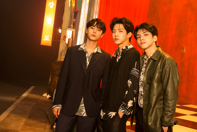 Band DAY6 (even of Day) (Day6 (even of Day) unveiled a new song, Past Through music video behind-the-scenes cut and captivated fans.JYP Entertainment, a subsidiary company, opened the title song Trash Through Mubby Behind Cut of DAY6 (even of Day) mini 2 album Right Through Me (Light Through Me), released on July 5.The three members of Young K (Young K), Wonpil and Help boasted a more moody visual with a vintage street in the movie.He led those who gazed at the camera with chic poses and narratives to Kahaani in the movie, and added a modifier called Believe (Believed and Seeing Day6) as a new visual concept.Behind DAY6 (even of Day), the sign with the nickname Gangwon-do, which means three people, was clearly shining, giving fans a small pleasure.In the personal cut, the three-color charm of the three-person stand out.Wonpil, who was the leader of this activity, laughed like a child, and Young K was excited with a bright smile on the wall.The youngest Help caught his eye as he was immersed in acting with a serious expression.A behind-the-scenes footage also captured the footage of the movie passing through the show window, a highlight of the movie.Young K played Hot Summer Days, which perfectly digested a given single opportunity without a band.DAY6 (even of Day) said: I challenged my acting in the new song Mubby; I expressed Kahaani with my own emotional lines, and Im satisfied that it came out well.Especially, Young K is going through the show window, so I want you to look at it carefully. The new song, Mubi, surpassed 1 million YouTube views at 10:19 am on the 7th, thanks to the three members Hot Summer Days.There is a growing popularity that the unique dreamy atmosphere and delicate acting power are synergistic and doubled the immersion of the song.They are enjoying a lot of charts with their new album Right Through Me and the title song Past Through.Immediately after the release, the new song recorded the top of major domestic music sites such as A Bugs Life and Genie Music, and succeeded in charting all songs.On the afternoon of the 5th, A Bugs Life ranked first in the real-time chart, as well as the iTunes album charts in Singapore, Indonesia, Thailand, Turkey and the Philippines.Past through is a song made by Young K and Wonpil. It is a combination of songs such as I can not even try to leave because I hate you.At 0:00 on the 7th, we posted Love Live!! clip with a cool band sound and a fantastic Love Live! on the official SNS channel and responded to the hot support of domestic and foreign fans.