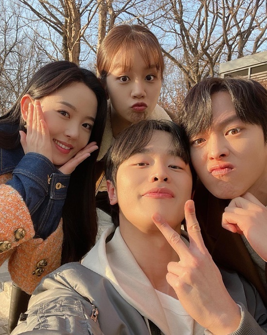 On the 7th, Kang Han-Na posted two photos on his Instagram with an article entitled Tonight TVN # Falling Together.Kang Han-Na attracted attention by raising cute rabbits, Chick, puppy, and fox emoticons for each character of Hyeri, Jang Yong and Kim Do Wan who are appearing together in Kang Dongja.Kang Han-Na in the photo is smiling at the camera with a friendly face with Hyeri, Jang Yong and Kim Do Wan.So the netizens are this is so cute, I love you, Gandong Girls, Rabbit Hye Sun, Chick Dam,I left a comment saying Emoticon Cute and smiled at the unity of Actors who felt steamy.On the other hand, Kang Han-Na is playing the role of former Gumi Ho Yang Hye-sun, who became a strange but lovely human being in the TVN drama Photo: Kang Han-Na Instagram