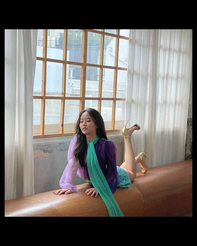 Actor Kim So-hyun shows off Fairy pitta charmKim So-hyun posted several photos on his Instagram on the 8th; Kim So-hyun in the photo is taking a picture.It boasts excellent concept digestion from elegant style to chic style, and it sits on a long wooden chair and shows off its sophisticated charm and takes a crawling pose.They show a variety of Pose, such as leaning against the wall or sitting on the floor and putting their arms on the sofa, and putting their chins on the sofa.Kim So-hyun appeared on KBS2 The Moon Rising River which last April.