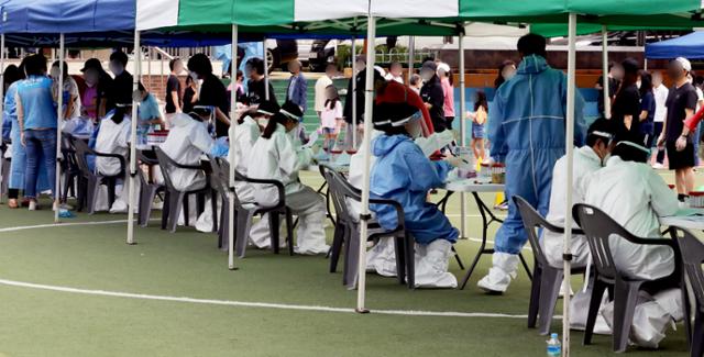 학생들이 6일 오전 인천시 미추홀구 인주초등학교에서 진단검사를 받기 위해 대기하고 있다. 뉴스1