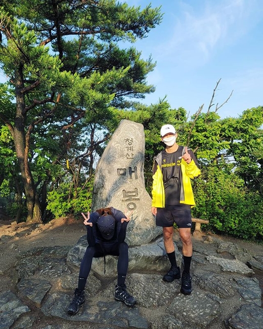 Actor Lee Si-young, 38, has released a photo of Cheonggyesan Climbing certification.Lee Si-young posted a picture of him on the Instagram on the 8th, uploading to the Cheonggyesan Maebong.Its Lee Si-young, sitting on the floor and bowing his head, with the man next to him posing relaxed with a smile: singer Sean, 49.Lee Si-young added to the photo, I met at Cheonggyesan last night and I was sad because it was raining so much that I broke up and met at 5:30 am today. Thanks to Sean, I think I sweated 2kg today.Lee Si-youngs hardships are conveyed in photographs and writings due to early morning hiking. Netizens responded great.