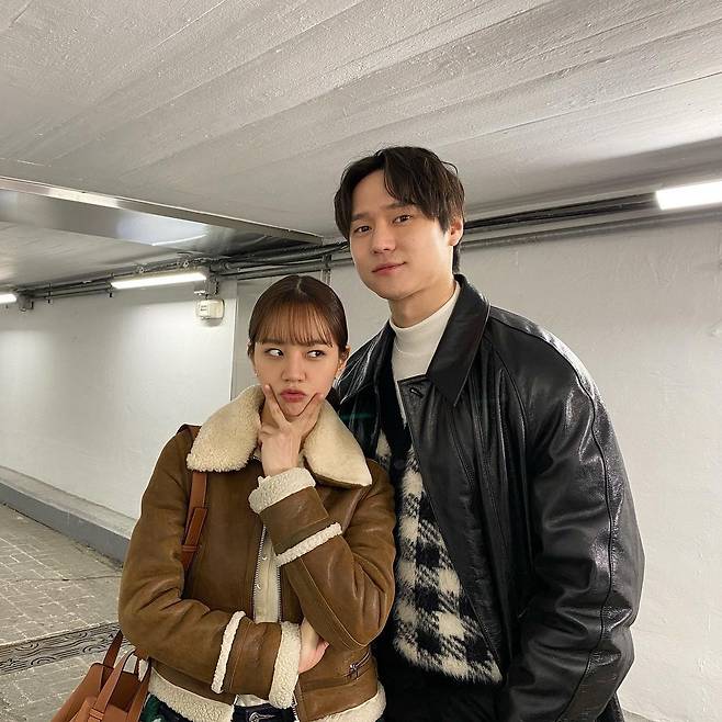 Hyeri said to his Instagram on the 7th, I love you, my brother, Go Kyung-pyo. Thank you for playing a very important role.Today, I posted a picture with the article Kangdong.In the public photos, there was a picture of Go Kyung-pyo and a certified shot in the drama starring Hyeri as a cameo.The two actors who played together in the TVN drama Reply 1988 attract attention to the two people who give chemistry that still lasts five years after the airing.Go Kyung-pyo also got a hot response from the netizens by leaving a welcome article in Hyeris article Oh Ho?? Hyeri ~ Should we see soon? On the other hand, Hyeri is appearing in the TVN drama The Falling Living.Photo: Hyeri Instagram