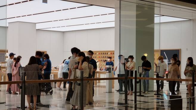 지난 8일 오후 6시 30분쯤 서울 영등포구 여의도 IFC몰 애플 매장 앞에 이용객들이 줄지어 서 있다. IFC몰은 음식점에서 확진자가 나와 영업이 중단됐었다. /이은영 기자