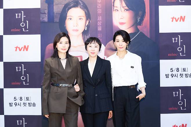 왼쪽부터 배우 이보영, 이나정 PD, 김서형. tvN 제공