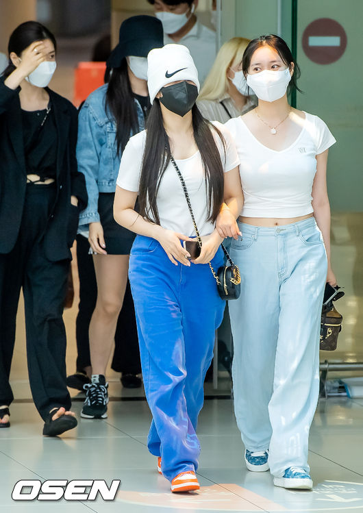 On the afternoon of the 9th day, members of the group Brave Girls came in through Gimpo International Airport after a schedule in Jeju Island.Brave Girls members are coming into the Gimpo International Airport building. 21.07.09