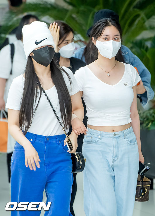 On the afternoon of the 9th day, group Brave Girls members came in through Gimpo International Airport after finishing the schedule in Jeju.Brave Girls Yu-Jeong and private sector are entering the Gimpo International Airport building. 21.07.09