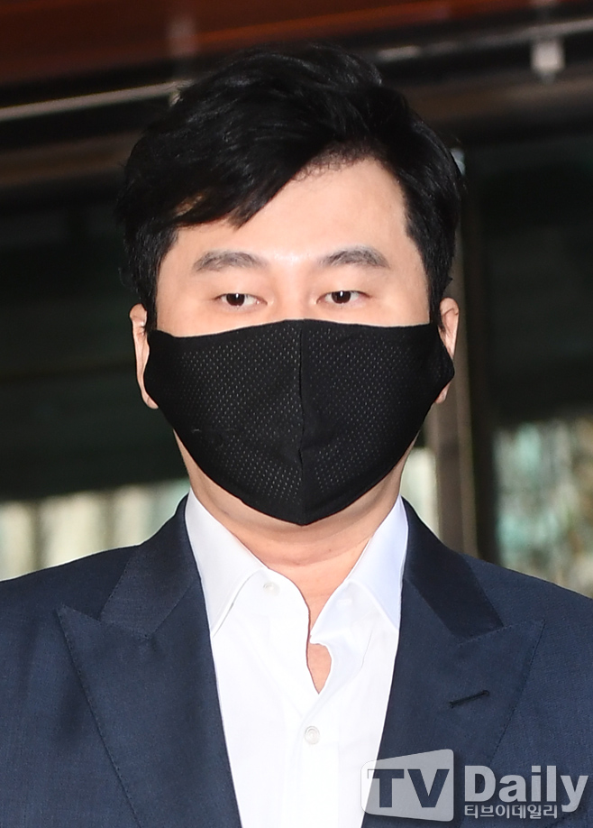 The first Trial of former member Mamdouh Elsbiay (25, real name Kim Han-bin), of the group Icon (iKON), accused of buying and administering Drug, was Acted in the aftermath of a new coronavirus infection (Corona 19).The Seoul Central District Courts Detective Agreement Division 25-3 (chief judge Park Sa-rang, Kwon Sung-soo and Park Jung-je) took the first trial of the charges next month, including the violation of the law on the management of Drugs by Mamdouh Elsbiay, which was scheduled to take place at 2 p.m. on the 9th.The court is said to have inevitably changed the date as the Trial prosecutors court appearance became impossible due to the Corona 19 confirmation in the Trial Inspection Office.Under the Detective Litigation Act, the attendance of the prosecutor is a requirement for the commencement of the Trial, so the prosecutors attendance in court is essential except for some exceptions.If the prosecutor can not attend the meeting like this day, he can not open the Trial.Mamdouh Elsbiay was handed over to trial in April 2016 for allegedly taking some of them, after buying cannabis and LSD, a type of drug, through a former trainee, Hanmo.In the aftermath, Mamdouh Elsbiay withdrew from his group Icon and terminated his exclusive contract with YG Entertainment (hereinafter referred to as YG).He stopped working for a while and he was informed that he was appointed as the youngest in-house director of the IOK Company in October 2020.On the first day of last month, despite the criticism, he released his first solo album and carried out his activities.At the time, the IOK Company said, I apologize for the recent release of the new news in an uncomfortable issue, but I will share my apology with the mature and correct society members with the sincere apology and attitude that I will not repeat the past and repeat the mistake.Trial in Mamdouh Elsbiay will take place at 11am on the 27th of next month.Meanwhile, the first trial preparation date for former YG representative Yang Hyun-suk, who was handed over to trial for trying to overthrow Susa over suspicion of Drug by Mamdouh Elsbiay, will be held at 11 a.m. on the 16th at the Detective Agreement Division 23 (chief judge Yoo Young-geun) hearing of the Seoul Central District Court.Yang Hyun-suk, the former chief executive, is charged with pleading and trying to stop Susa by blackmail – Cinémix Par Chloé – a man who reported on Maddouh Elsbiays drug charge.