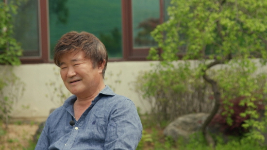 The special thing about Power Diary, which is compared to other dramas, is that all of the people in Yangchon-ri were the main characters.Each person showed a character and presence full of personality, as well as taking the lead role in one turn.Among them, Lee Kye-in, who plays Noma Father, who raises his son alone after his wife ran away, released an episode that made the popularity of the power diary at the time.I was going to get a Taxi after the recording, but (Taxi) came and said, Ill give you a free ride. Noma Father, take my car. He said he was widowed and his wife had run away.So when Nomas Father comes out on TV, he cries unconditionally. Lee Sook, who played the role of the only shop owner of Yangchon-ri in the play, said, In the first place, I wanted to connect with my father and asked the artist.So, I had a god who gave me food and gave me good food to Noma who passed by in the drama. However, suddenly, Nomas mother returns from the drama, and it becomes a waste, but it is the romance of the twin.Noma Father Lee, who heard this story, laughed a meaningful laugh, and what was the reaction of Noma Father to the twin-bong house?Park Yoon-bae, an Actor of the old bachelor Ngsam, who married such a twin-boned house, also received a lot of love and support from viewers.As the marriage crisis of rural youth was a social issue at the time of the broadcast of the Power Diary, the failure of unrequited love and the failure of blind dates were enough to raise viewers sympathy.However, the news that Park Yoon-bae died of chronic illness suddenly in December 2020 shocked the family members of the power diary.The late Park Yoon-bae is said to have started wearing straw hats from home and appearing as a nsam-yi when shooting the power diary.His daughter met with the production team of the Power Diary 2021 for the first time since his fathers death and recalled the time by revealing the house where the late Actor Park Yoon-bae spent the rest of his life and his remains.To my father, the power diary seems to have been home to his heart, a program that he cant forget for life, that is memorable for life, and that is a lifetime memory.My father, who divorced his mother early and lived like a bachelor for nearly 50 years, seems to have identified himself with Nsam in the power diary from some day. The last story of the late Actor Park Yoon-bae is also released for the first time in this broadcast.In addition, the only dog that succeeded in marriage in Yangchon-ri is also a nice couple.Lee Sang-mi, a dog-sucking mother who caught the character with a slow and good tone with the advice of Actor Kim Hye-ja, said, I was pregnant for more than two years because I did not write a script for the artist to give birth in the play.Then I wanted to keep my stomach full because everyone recognized me as a pregnant woman in a power diary, he said, and I was so grateful that we had contacted him.I also thought, Oh, I am a family diary, he said, revealing his affection for his life drama.Residents of Yangchon-ri shone power diary with affection and passion as much as the main characters.Their pleasant and heartbreaking stories can be confirmed in detail through the finalization of the 4th episode of Power Diary 2021 at 8:50 pm today (9th).The 4th part of Documentary Flex - Power Diary 2021 will be broadcast at 8:50 pm on the 9th.Photo: MBC