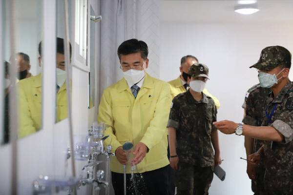 서욱 국방부 장관이 9일 오후 최근 70명 이상의 코로나19 집단감염이 발생한 충남 논산 육군훈련소에서 방역태세 현장지도를 하고 있다. 국방부 제공