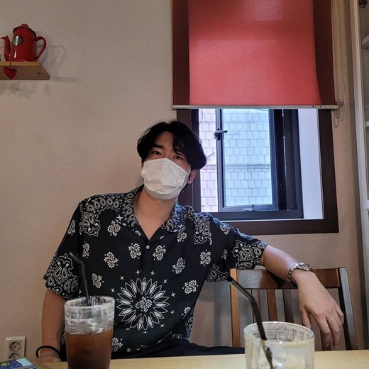 The cartoonist Kian84 (real name Kim Hee-min and 37) revealed his daily life with actor Lee Si-eon (real name Lee Bo-yeon and 39).Kian84 wrote on Instagram on Thursday: Seoraksan Get Out Your Handkerchiefs shirt-clad poetic.I do not have anything to do with exercise. This is a picture of Lee Si-eon, wearing a colorful patterned short-sleeved shirt, with a mask and intense eyes watching the camera.Another photo is a selfie of Kian84 and Lee Si-eon, with a cheerful atmosphere in the picture.Kian84 added a photo of a nice pose with his hand on one of The Red Cars, and the netizens said, I watched the broadcast!and always cheers.