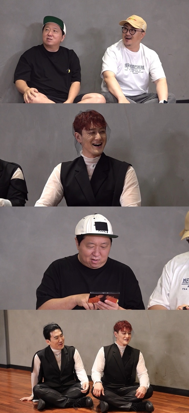 Hyung Don and Dae Jun draw a line with Davicher.In MBC Point of Omniscient Interfere broadcasted on July 10, Hyung Don and Dae Jun will be released, and Dabiter Kim Wonhyo - Lee Sang-hoon behind-the-scenes story will be released.On this day, Hyung Don and Dae Jun meet with the first group Davicher they produced. As soon as they received Davichers debut album, they appeal Please take out our name.Despite the line between the two, Kim Won-hyo and Lee Sang-hoon, who are davided, reveal their stronger will to say, The song is good and should not be pressed.After that, Hyung Don and Dae Jun can not shut up on the scale of the sweeping quality of David.In particular, Jung Hyung-don said, Why do you do this? And Please take our name out.