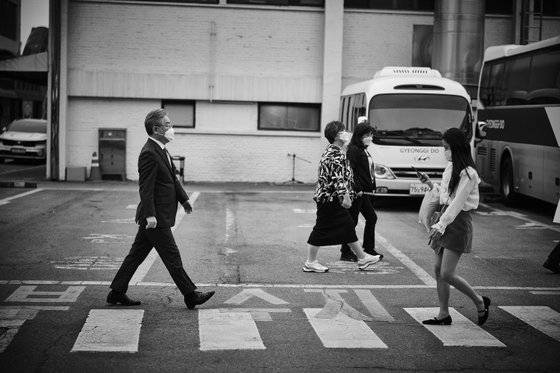 강영호 사진작가의 책 『지금은 이재명』에 담긴 이재명 경기도지사의 모습. 사진 포레스트북스 블로그 캡처