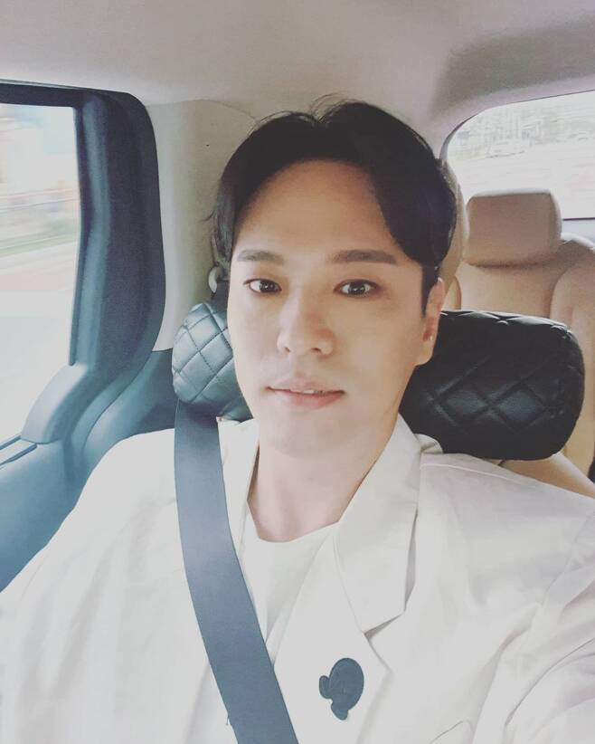 Yong-joon Kim said on his Instagram on the 11th, Happy Sunday!! O-nu-ri is a first-timer.Everyone eats a lot of delicious things. In the public photos, Yong-joon Kim, who is sitting in the car, boasts a watery visual with a sharpened appearance.Especially after successful diet, it attracts attention with its handsome appearance.On the other hand, Yong-joon Kim appeared on MBC What do you do when you play? Kim Jin-ho members and past hits, playing the music charts and becoming Top-trend.Photo: Yong-joon Kim Instagram