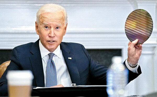 조 바이든 대통령이 지난 5월 반도체 화상회의에서 웨이퍼를 들고 있다. (사진=AP연합뉴스)