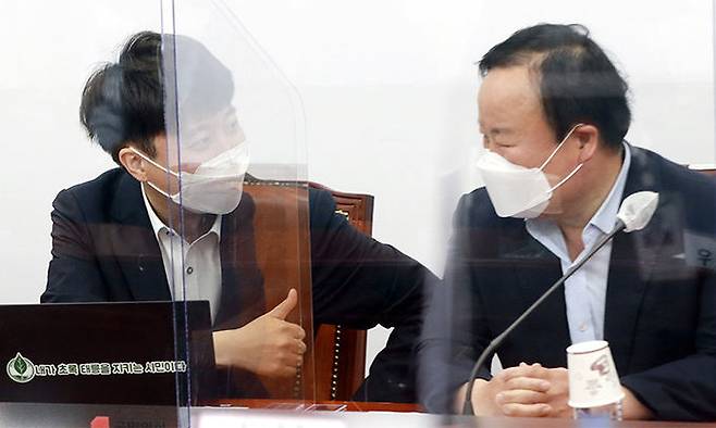 국민의힘 이준석 대표(왼쪽)와 김재원 최고위원이 12일 서울 여의도 국회에서 열린 당 최고위원회의에서 대화를 나누고 있다. 국회사진기자단