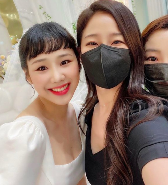 Youre gonna live well, my brother.Actor Kim Ha-Young has certified U Sung-eun and Louies attendance at Wedding ceremony.Kim Ha-Young posted a photo on her personal Instagram account on Wednesday, with an article entitled There will be no bride as lovely as you.In addition, he added a hashtag called #U Sung-eun # Our beautiful bride # I married today # I will live well # My brother # I will take a face stamp and come out quickly # I can see it as an article.Louie and U Sung-eun started dating in 2019 and became married in more than two years.He admitted his love affair in January and reported his marriage news on MBC King of Mask Singer broadcast last month.The two Wedding ceremony was held in Seoul on the same day. Singer Ha Dong-gyun and U Sung-euns brother-in-law were known to sing a celebration.