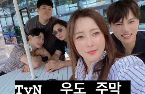 Actor Kim Hee-sun has collected Eye-catching by releasing a photo of herself singing Should catch the premiere.Kim Hee-sun posted a picture with a laughing emoticon on his Instagram on the 12th, encouraging the Should catch the premiere.The photo shows Kim Hee-sun and Kai, Tak Jae-hun, Yoo Tae-oh and Mun Se-yun together.In particular, Kim Hee-sun captures Eye-catching with transparent skin and doll-like visuals.The photo shows the phrase Udo main film on TVN, which shows the aspect of a public relations goddess calling for Sould catch the premiere.Fans responded, Should catch the premiere! It looks fun ~ Im waiting, Im looking forward to it.On the other hand, TVN entertainment Udo Jumak, which will be broadcasted at 10:30 pm on the 12th, is expected to be featured by Kim Hee-sun, Tak Jae-hun, Yoo Tae-oh, Mun Se-yun and Kai as late-night running machines for special newlyweds nights.
