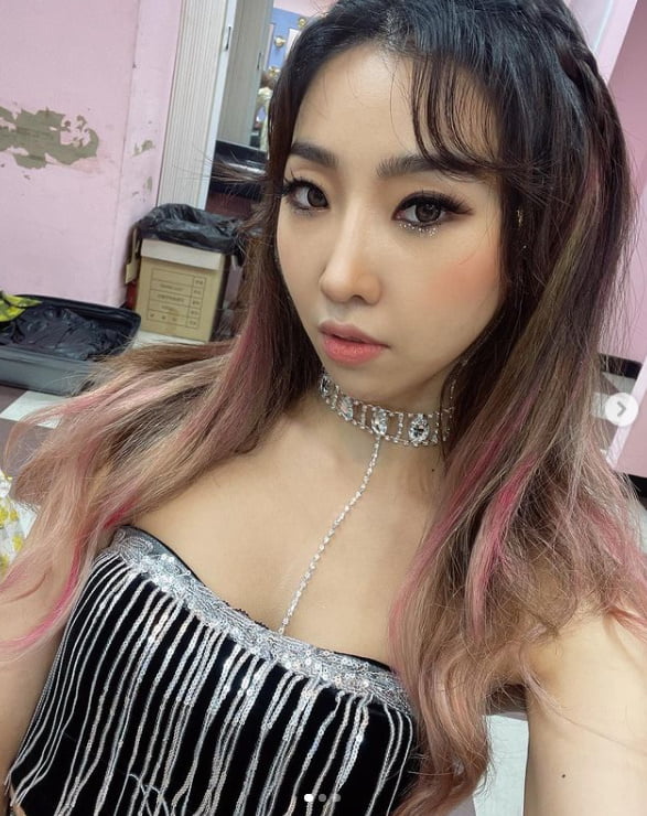 Singer Minzy showed off her stunningly pretty beautiful look.Minzy posted a picture of her recent I wanta love you so si, Te Amo on her instagram on the 13th.In the photo, Minzy caught her eye with her beautiful look, which was so beautiful that she could not see it. 2NE1 At that time, her youngest appearance disappeared and she showed a mature appearance.Minzy made her comeback on the first day at 12 p.m. with her third single, TEAMO (Tiamo); a Latin hip-hop genre song that is cool enough for the summer.