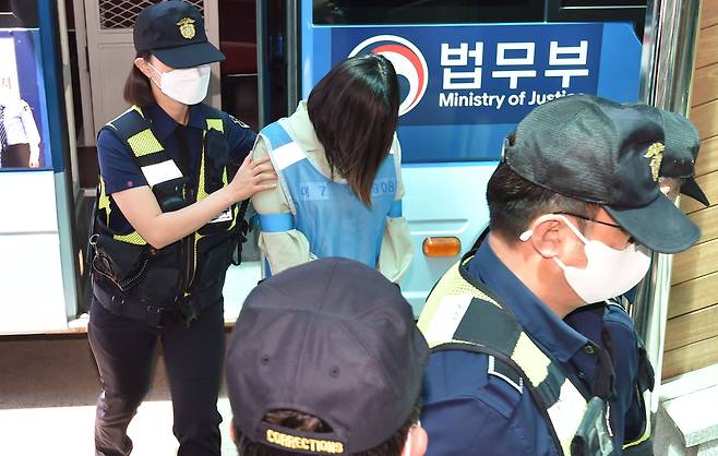 경북 구미 한 빌라서 만2세 보람이를 방해 숨지게 한 혐의로 재판에 넘겨진 언니 김모(22)씨가 지난달 4일 오후 대구지법 김천지원에서 열리는 선고 공판에 출석하기 위해 법정으로 향하고 있다./뉴시스