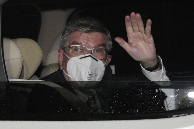 토마스 바흐 국제올림픽위원회(IOC) 위원장이 지난 8일 일본 도쿄에 도착해 차량으로 이동하고 있다. [AP]
