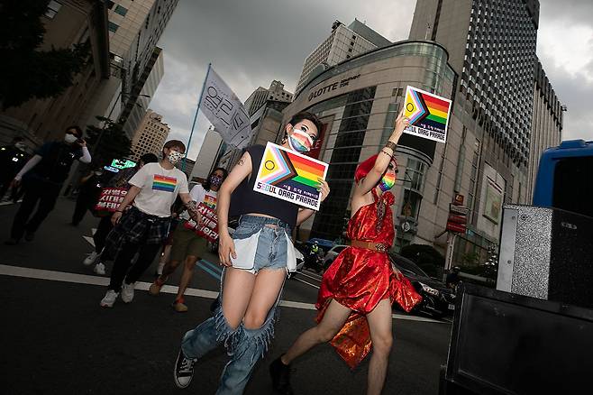 6월27일 서울 중구 남대문광장에서 청계천 한빛광장까지 이동 중인 제22회 서울퀴어퍼레이드 참가자들. ⓒ시사IN 이명익