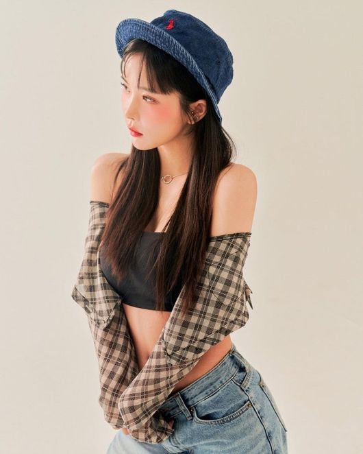 Singer DinDin left a faint word in the picture of Hyunyoung.On the 13th, Hyunyoung posted several photos on his instagram and released his current situation.The photo posted by Hyunyoung is a picture cut, and recently, Hyunyoung has been working on photography and interview.Hyunyoung showed off her unconventional fashion with her shoulders and belly exposed.Especially after this photo shoot, in Interview, Hyunyoung said, I am grateful to DinDin.Its a loyal friend who takes care of himself as if hes careless.DinDin draws attention with a faint comment on I like to live hard in the picture of Hyunyoung.Meanwhile, DinDin and Hyunyoung said they had been dating for two weeks in junior high school, and recently got a hot response with YouTube content with the concept of We Are Married.