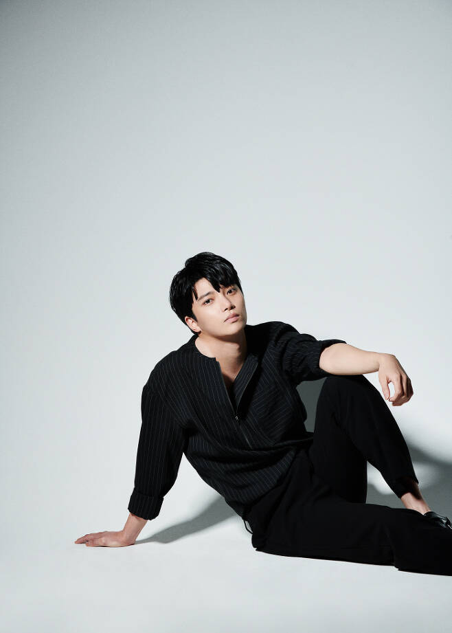 Actor Oh Seung-yoon, who expired in April, unveiled a new Profile photo on the 14th, completely stripped of the army tee and showed off the upgraded visuals.Oh Seung-yoon agency T & A Cultures recently released new Profile photos that Oh Seung-yoon showed through SNS, raising the expectation of fans waiting for their return.Oh Seung-yoon, who showed a variety of costumes from all black to tealess white, tried to transform into a cold city man with a sophisticated trench coat and jeans.He also boasted a more mature look and a more manly atmosphere than before, and he boasted a warmth that matched his nickname Icon of the Right.Oh Seung-yoon made his debut as a child actor in MBC Jaban High Language in 1996, and received the SBS Acting Award in 2003 and the KBS Acting Award in 2004.Oh Seung-yoon, a tall 185cm tall and observant visual that forgets the cuteness of childhood, gave the nickname of Icon of the righteousness.Since then, he has also played in musicals Going to You at the Speed of Light and Myongdong Romance, showing off his versatility.Oh Seung-yoon, who joined the Army in 2019, announced the news of the discharge of the sergeants maturity in April this year in accordance with the unreturned discharge policy decided by the Ministry of National Defense to prevent the spread of Corona 19.