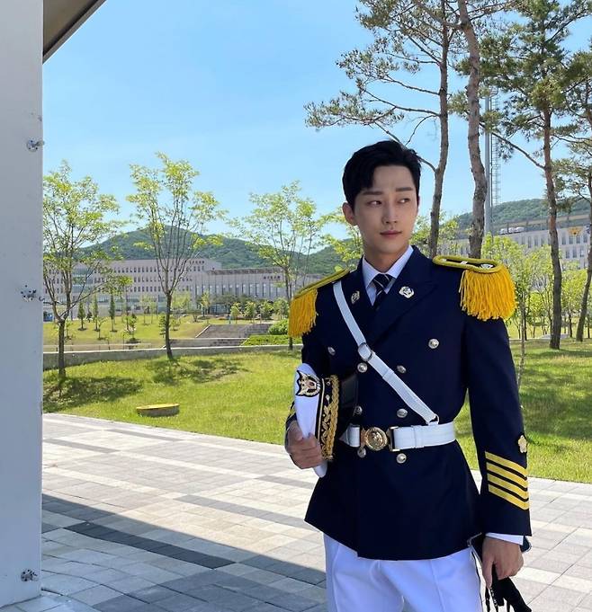 Jinyoung released three photos on his 14th day with his article The weather is so hot, everyone be careful of the heat and have a happy day through his instagram.In the open photo, Jinyoung is taking a dignified pose wearing the Maryland Department of Labor, Licensing and R uniforms for the filming of KBS 2TV new monthly drama Police Class despite the hot weather.The netizens who watched the photos responded that existence is justice, my depression treatment and it is already fun even if I do not watch police class.On the other hand, Jinyoung is a genius hacker and Maryland Department of Labor, Licensing and R freshman Kang Sun-ho in Police Class broadcasted on August 9th.