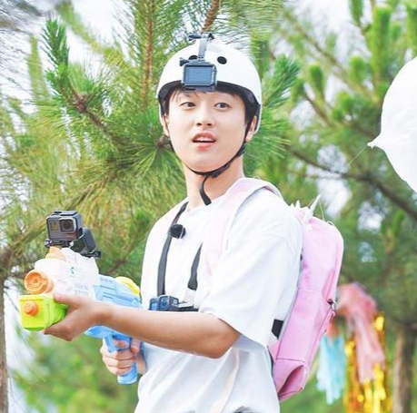 The New Era project released the behind-the-scenes cut of the TV ship Mulberry monkey school through the official Instagram on the 14th.Lee Chan-won in the public photo is as pure as a shining youth.White tee, white head gear and white-lit face of Lee Chan-won captures Eye-catchingThe New Era project said: Around World in six countries with TOP6.Mulberry monkey school, which is broadcasted at 10 pm on the day, was asked to expect a wonderful World Tour tour that prepared all the healing, experience and sightseeing.moon wan-sik