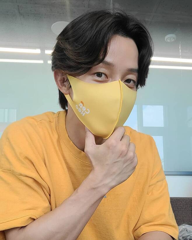 Heo Kyung-hwan posted a picture on his 14th day with his article New Mask      #                   .In the open photo, Heo Kyung-hwan is staring at the camera wearing a yellow Mask on a yellow T-shirt. The Mask phrase ceo heo attracts attention.Heo Kyung-hwan caught the attention of those who showed off their warmer visuals after the Diet.Heo Kyung-hwan, who is in the Chicken breast business, collected a lot of attention last year at MBC Everlon Video Star broadcasted in February.On the other hand, Heo Kyung-hwan is appearing on KBS 1TV exercise restaurant.Photo: Heo Kyung-hwan Instagram  