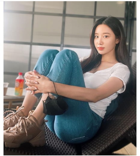 Johyun, a broadcaster from the group Berry Good, showed off her beauty that she could not hide in her daily clothes.Johyun posted a picture on his instagram on the 14th with a post saying, Its too hot today...Johyun, in the photo, showed off his natural charm by wearing a blue jeans on a white tee. He was dressed in a casual dress, but the alluring aura attracts fans.Meanwhile, Johyuns group Berry Good disbanded on May 13.Johyun recently appeared in the web drama School Gimdam - The Child Who Does not Come and the movie Hypnosis, and is currently appearing on the mobist official YouTube channel Mobys Marvel.