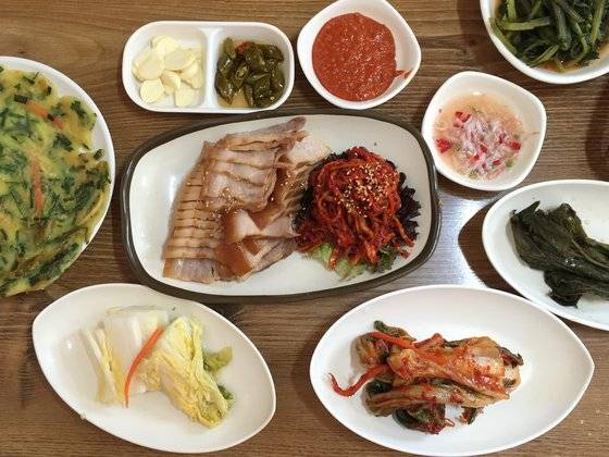 인제군 기린면에 자리한 숲속의 빈터 방동막국수을 간다면 수육을 맛보자. 곰취장아찌와 궁합이 좋다. 최승표 기자