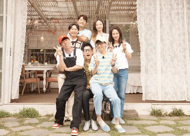 The Global Online fan meeting of Running Man will be held on September 5th.SBS signboard entertainment Running Man, which recently celebrated its 11th anniversary, has been meeting with overseas fans every year since 2013 with various fan meeting performances.In 2019, it successfully held a fan meeting in Ho Chi Minh, Vietnam, with more than 10,000 fans participating.In February 2020, Manila, Philippines, was also scheduled to hold a fan meeting, but was postponed due to Corona 19.Manila fan meeting proved the top-class Korean Wave content by showing the power to sell 10,000 seats in one hour after opening the ticket.Although Corona 19 continues worldwide, Running Man members have always prepared an Online fan meeting to meet in non-face-to-face to repay the love of global fans who are constantly giving one.The members will gather together with global fans through the Lantern Fan Meeting to share their regards and have a good time together.