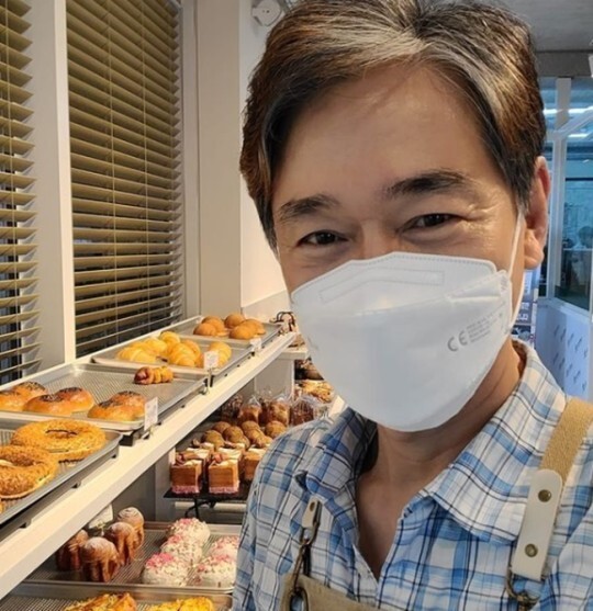 Covid should end quickly - hard people will get harder, Jeong Bo-Seok wrote on his personal Instagram account.In the photo released, Jeong Bo-Seok takes a selfie at Panera Bread, which he runs, with bread filled with shelves visible.We have plenty of space and bread in the aftermath of the Covid19, said Jeong Bo-Seok. We are doing our best to prevent Covid.The netizens who watched this commented on Please be strong, It is the appearance of the generous Panera Bread.Meanwhile, Jin Bo-Seok, who debuted in 1986 as KBS drama Baekma Goji, opened Panera Bread in Seongbuk-gu, Seoul in May.