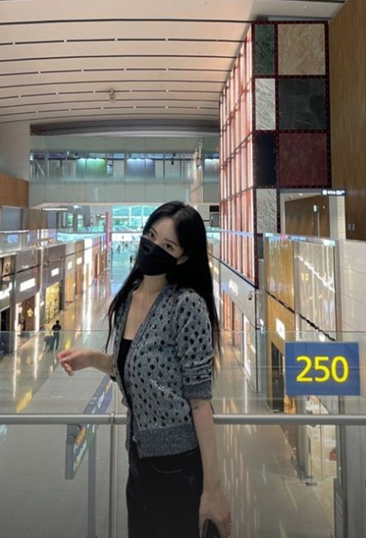 Actor Han Ye-seul told me about the recent appearance of beautiful looks through SNS.On the 15th, Han Ye-seul posted a picture through his Instagram story.Han Ye-seul in the public photo is showing off his visuals that are not covered even though he is wearing Mask.Especially, it is a long hair and a cat-like eye that is a trademark of Han Ye-seul.The fans said, My sister is beautiful today, My sister is so beautiful, if you have a visual department, your sister is a super tower, Wow... I think Mask will eat her face.It is a real face.Han Ye-seul has been troubled by suspicions about past history, including Boy friend Ryu Sung-jae, who was recently raised by YouTube channel Kim Yong-ho Entertainment Director.Han Ye-seul denied that it was unfounded and has announced a tough legal response policy.Han Ye-seul Instagram