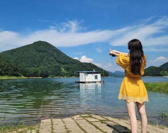 Yura posted daily photos on Wednesday via the Personal Social Network Service.Yura, who took pictures in the background of blue mountains and water, wrote, It is like a picture. In the public photos, Yura shared a relaxed routine with fans with a picturesque background.Photo  Yura SNS