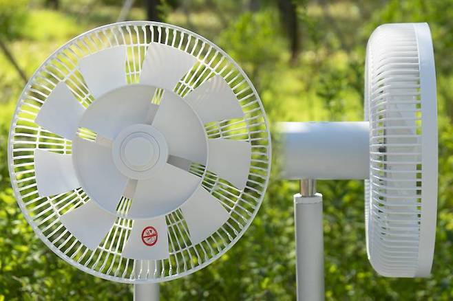 날개는 2중 구조에 13엽으로 되어있고, 12인치 크기여서 일반 가정에서 널리 쓰이는 14인치보다 조금 작다.