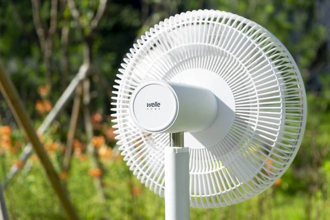 선이 없으므로 집안 어디에서도 쓸 수 있고, 운동이나 캠핑 등 다양한 용도로도 쓸 수 있다.