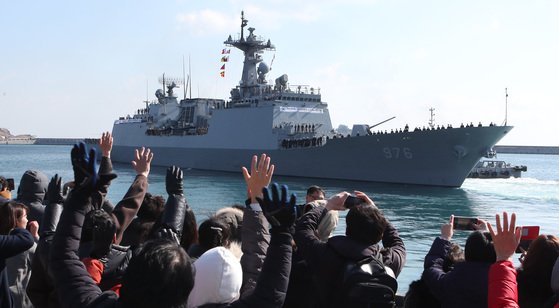 지난 2018년 2월 12일 소말리아 아덴만 해역으로 향하는 해군 청해부대 26진 문무대왕함(DDH-Ⅱ 4천400t급) 장병들의 파병 환송식 모습. 해군작전사령부 부산기지에서 열렸다. 중앙포토